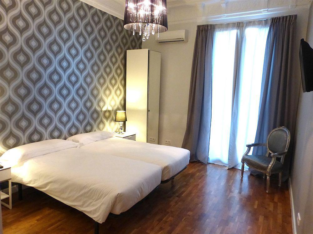 Super Balmes Guest House บาร์เซโลนา ภายนอก รูปภาพ