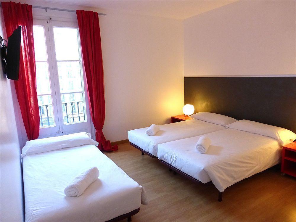 Super Balmes Guest House บาร์เซโลนา ภายนอก รูปภาพ