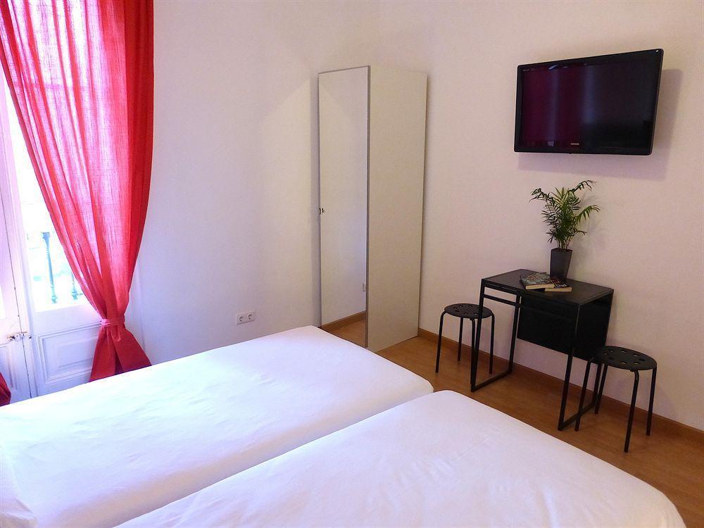 Super Balmes Guest House บาร์เซโลนา ภายนอก รูปภาพ