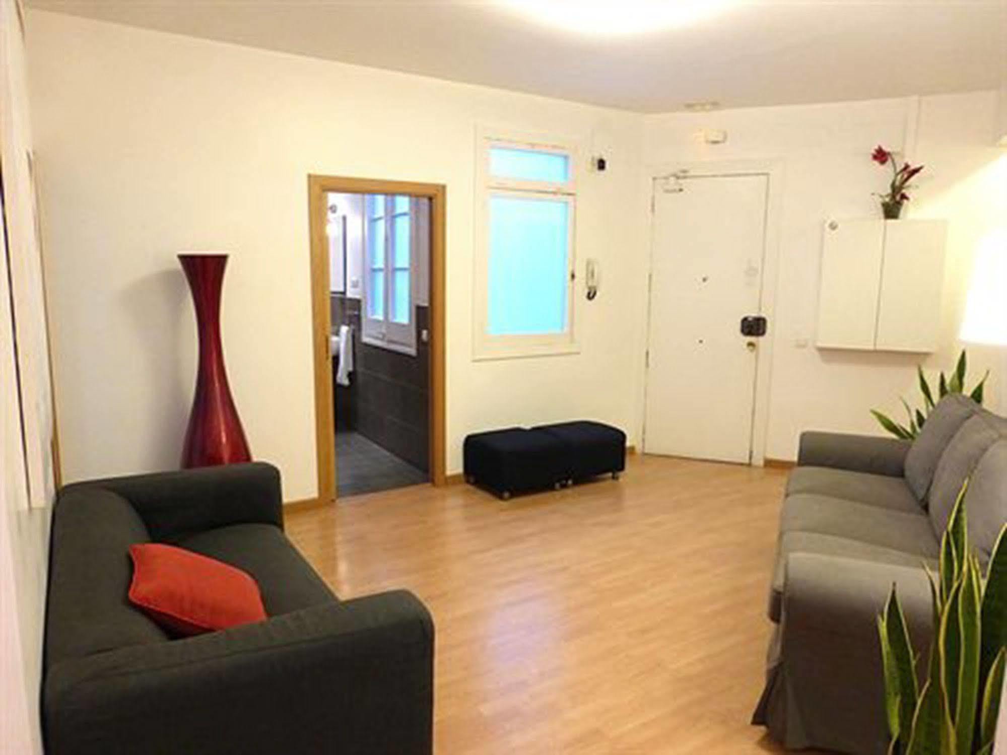Super Balmes Guest House บาร์เซโลนา ภายนอก รูปภาพ