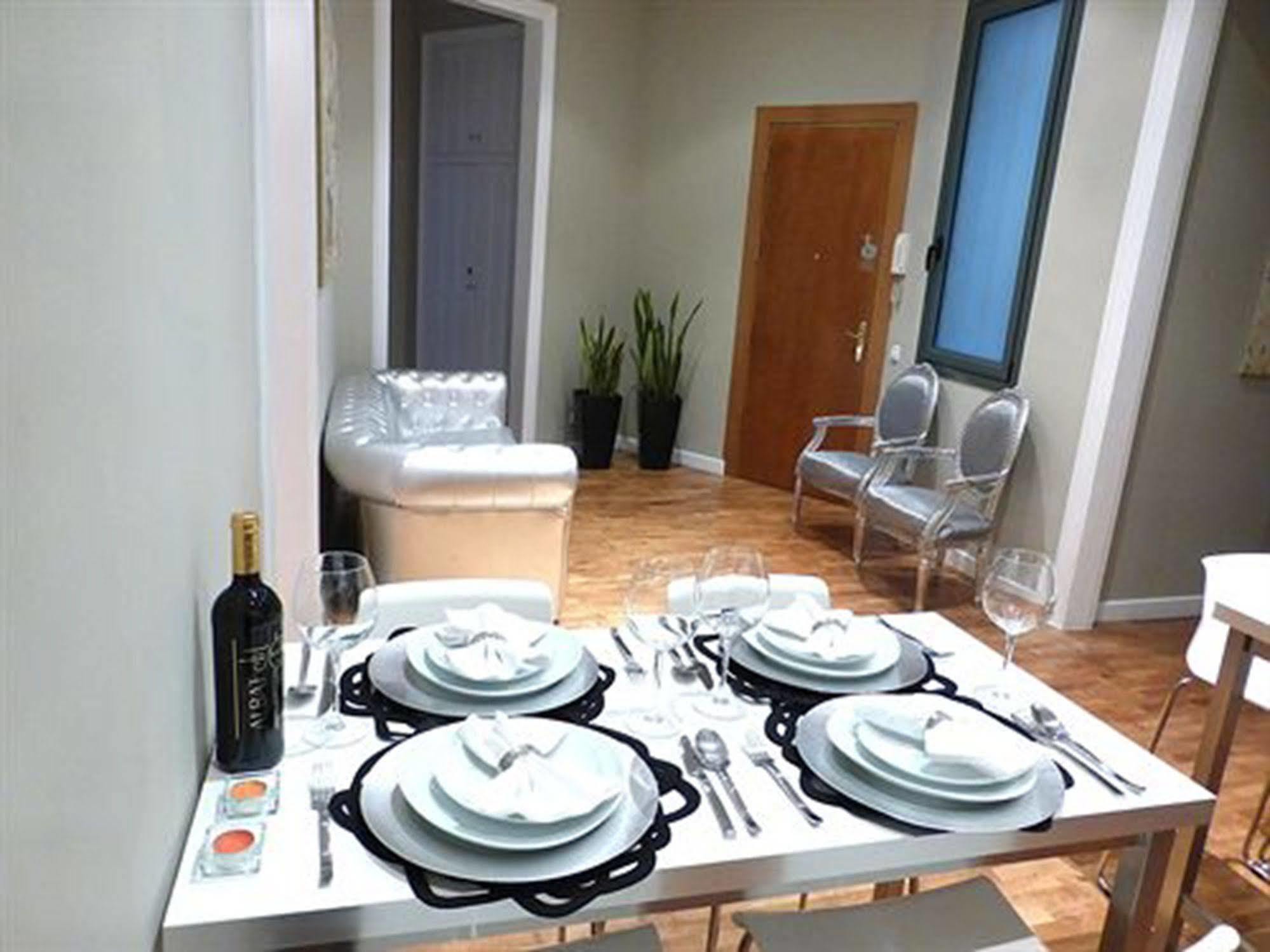 Super Balmes Guest House บาร์เซโลนา ภายนอก รูปภาพ