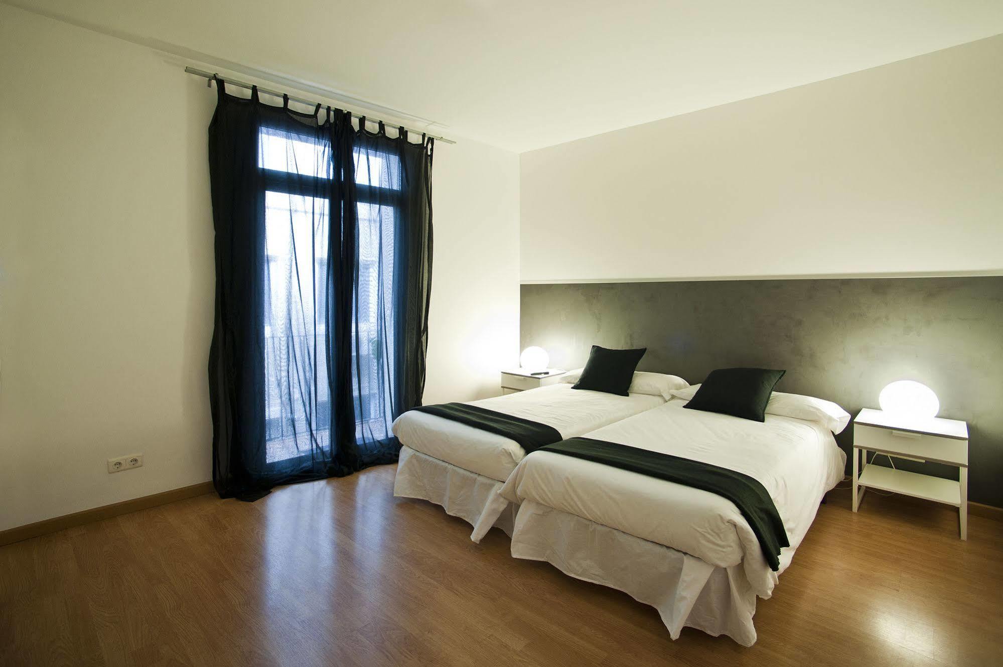 Super Balmes Guest House บาร์เซโลนา ภายนอก รูปภาพ