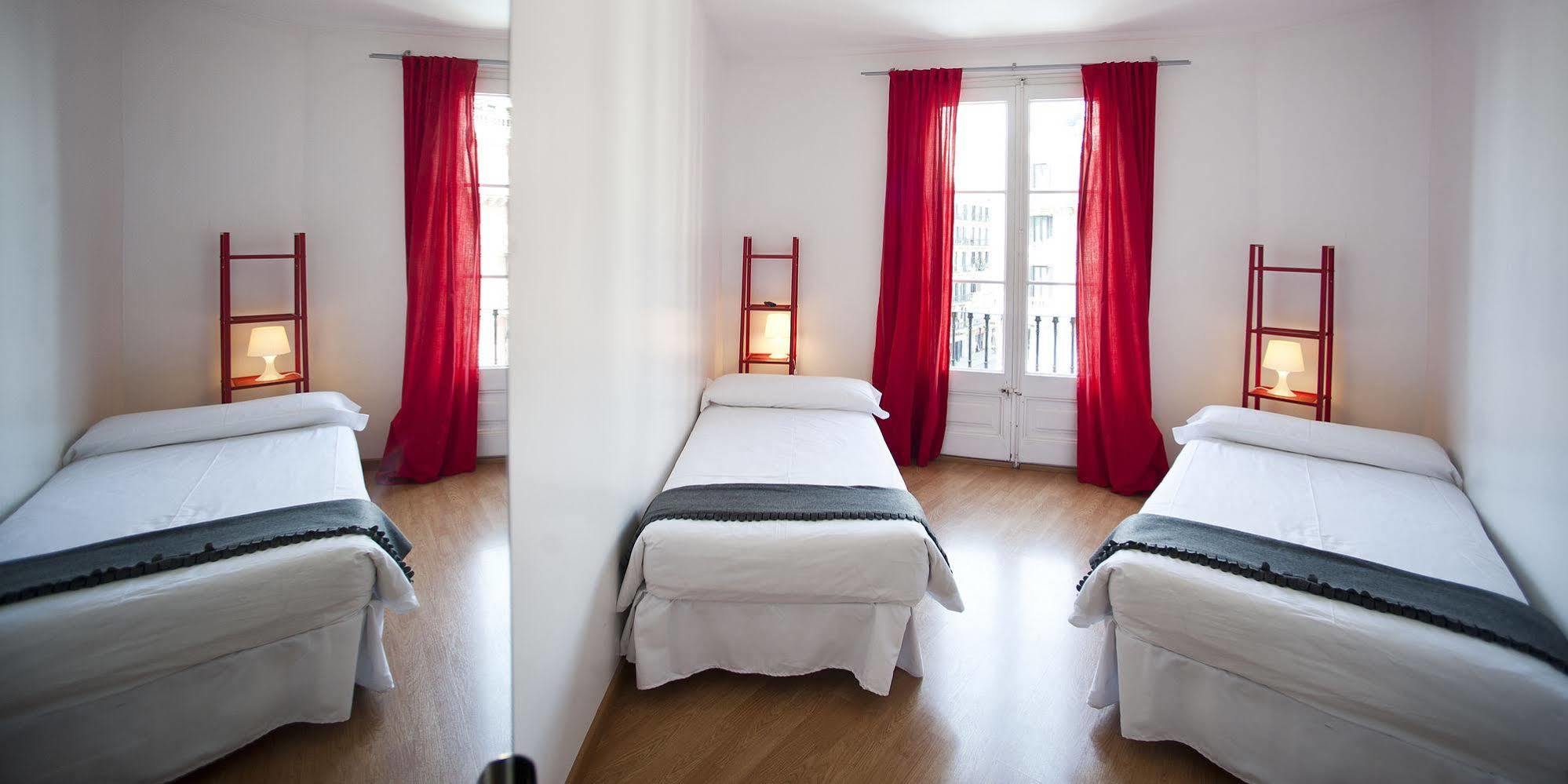 Super Balmes Guest House บาร์เซโลนา ภายนอก รูปภาพ