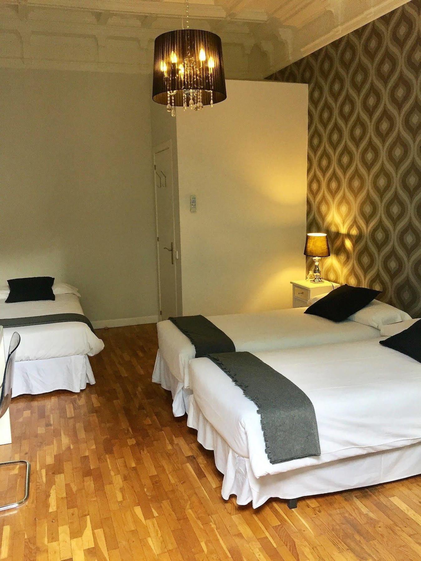 Super Balmes Guest House บาร์เซโลนา ภายนอก รูปภาพ