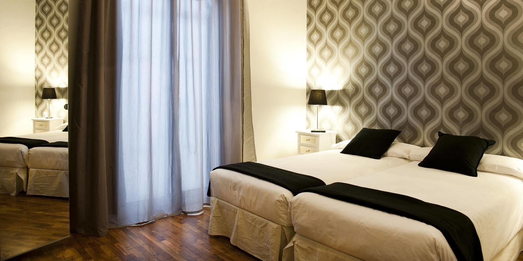 Super Balmes Guest House บาร์เซโลนา ภายนอก รูปภาพ