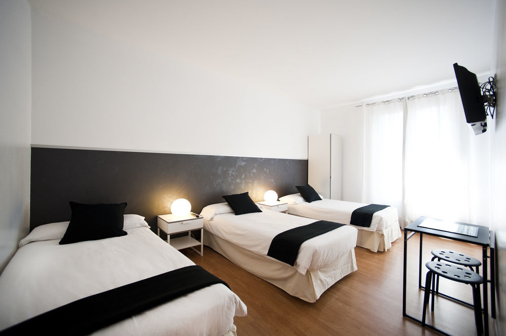 Super Balmes Guest House บาร์เซโลนา ภายนอก รูปภาพ