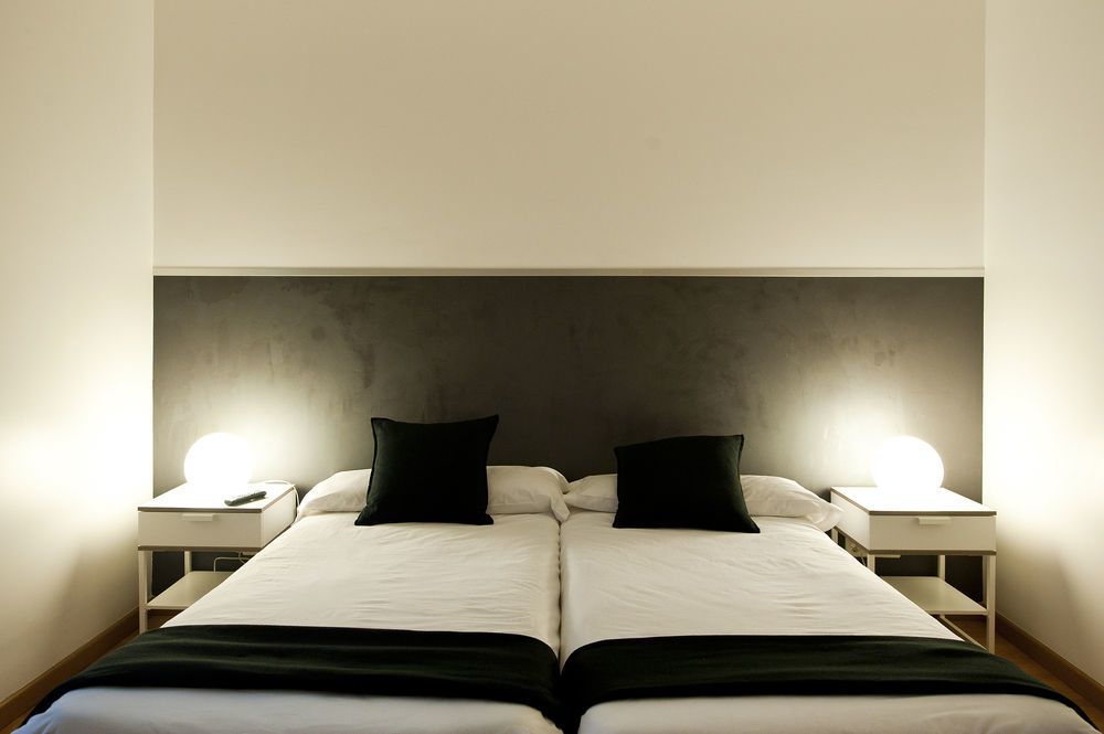 Super Balmes Guest House บาร์เซโลนา ภายนอก รูปภาพ