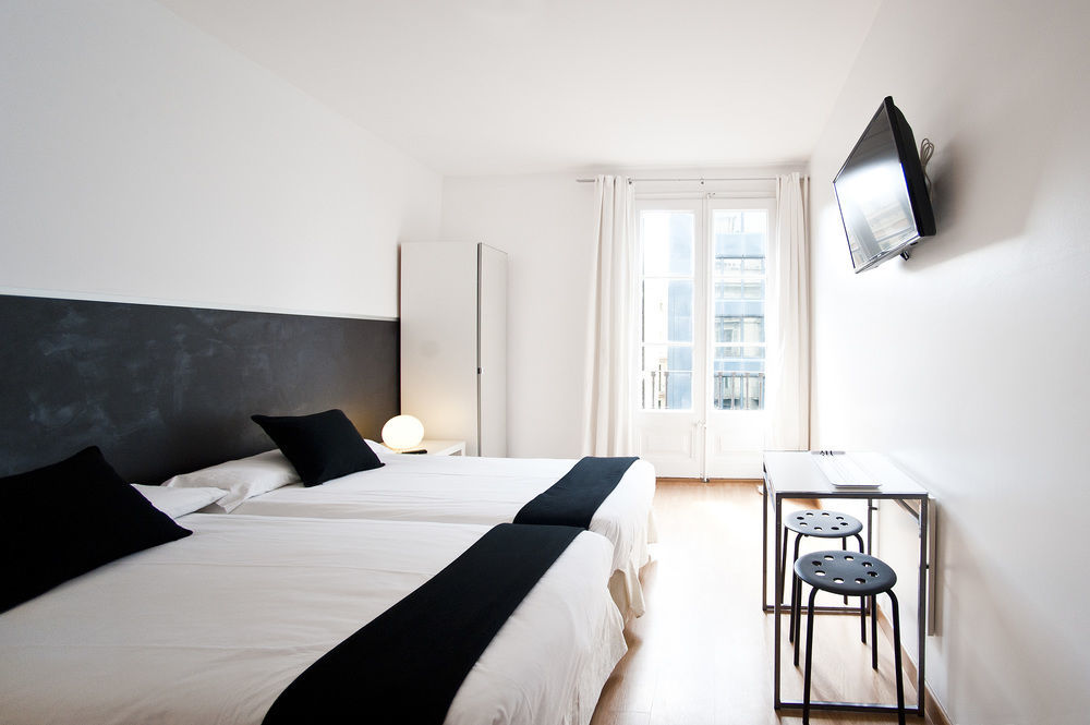 Super Balmes Guest House บาร์เซโลนา ภายนอก รูปภาพ