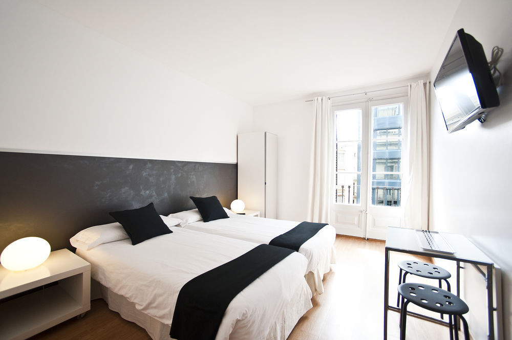 Super Balmes Guest House บาร์เซโลนา ภายนอก รูปภาพ