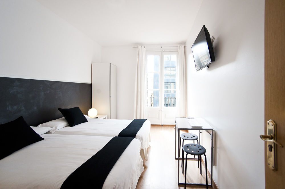 Super Balmes Guest House บาร์เซโลนา ภายนอก รูปภาพ
